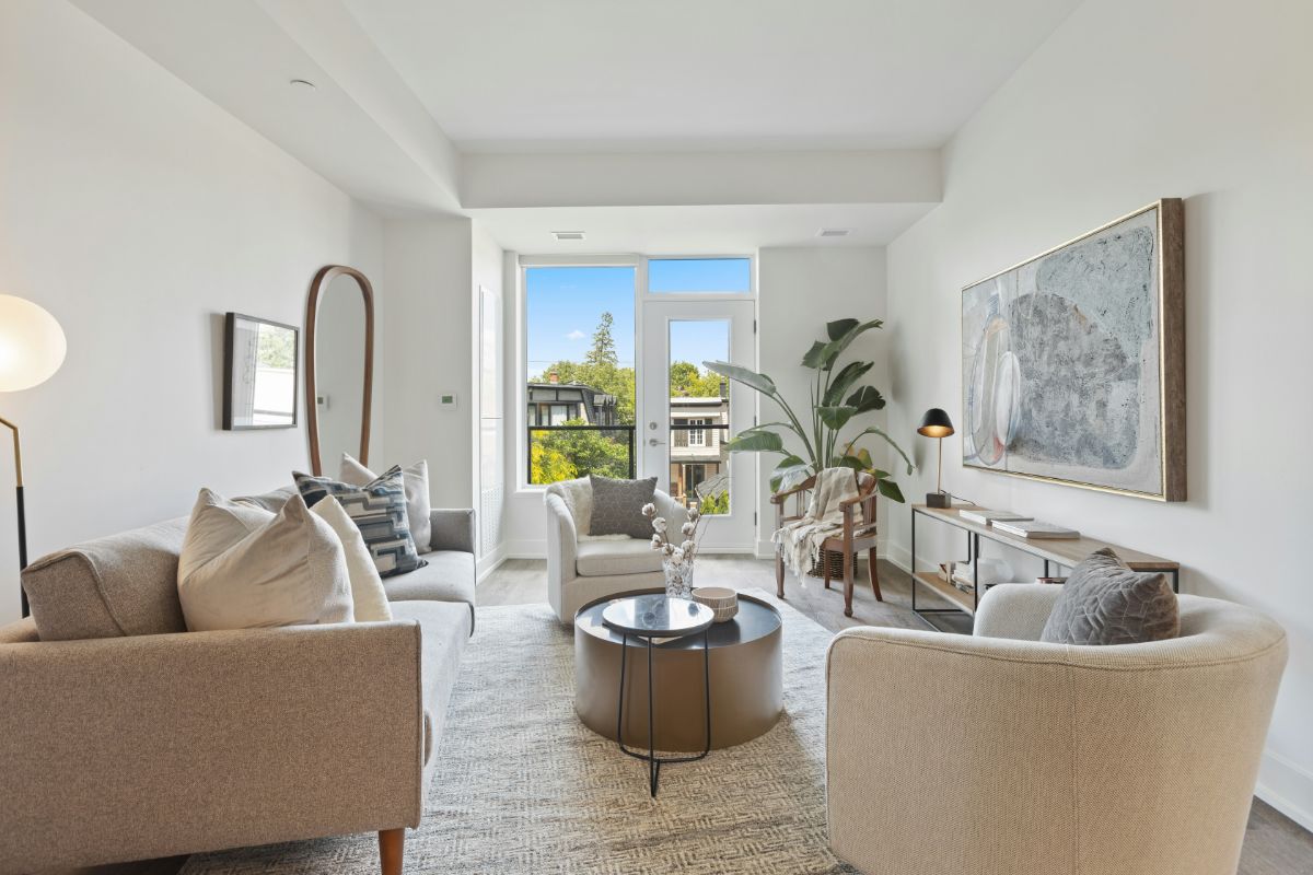 Niekedy stačí otočiť sedačku alebo usporiadať kreslá inak, ako ste zvyknutí, a miestnosť bude pôsobiť ako vynovená.