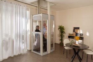 Starší muž a žena v domácom výťahu v interiéri.