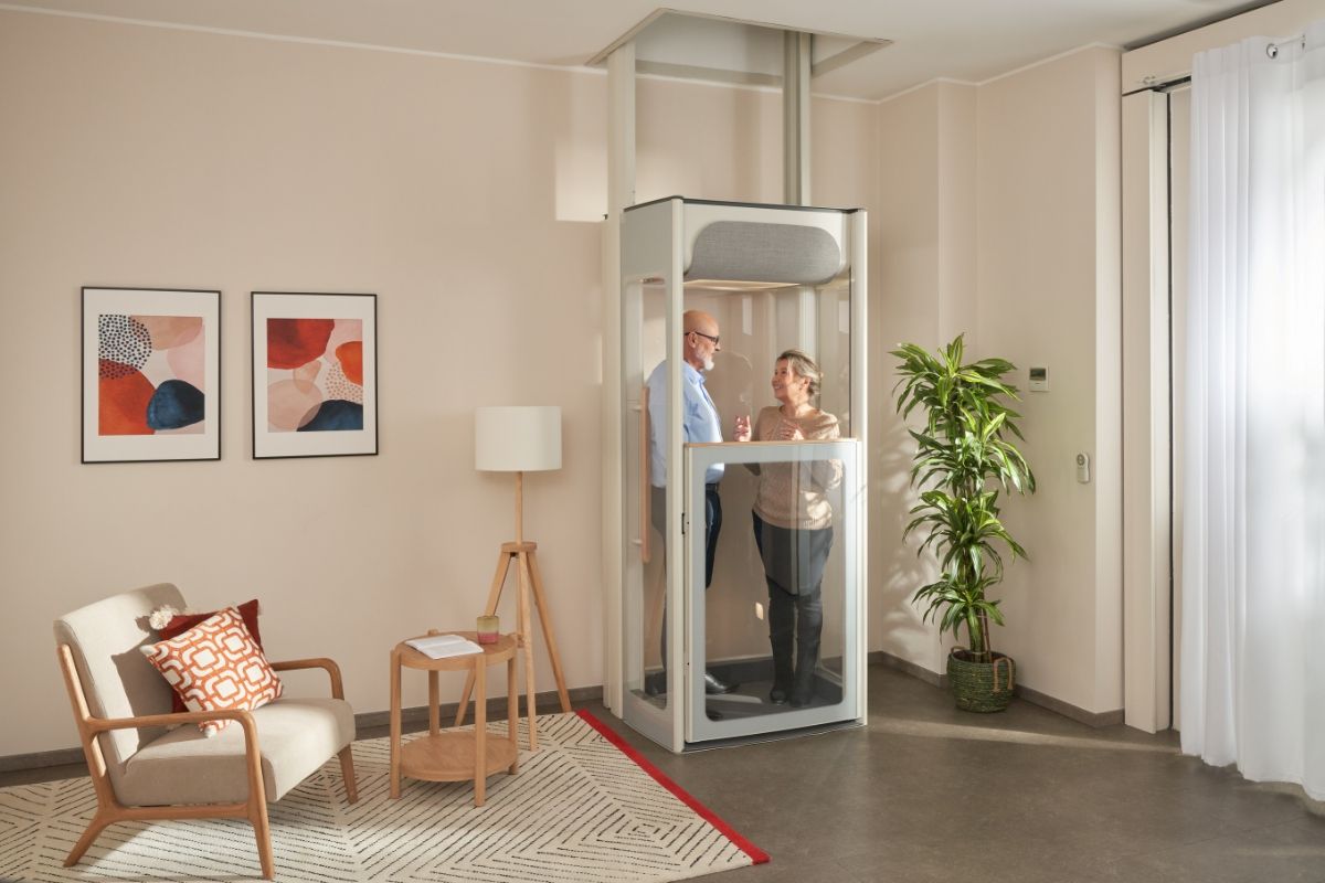Starší muž a žena v domácom výťahu v interiéri.
