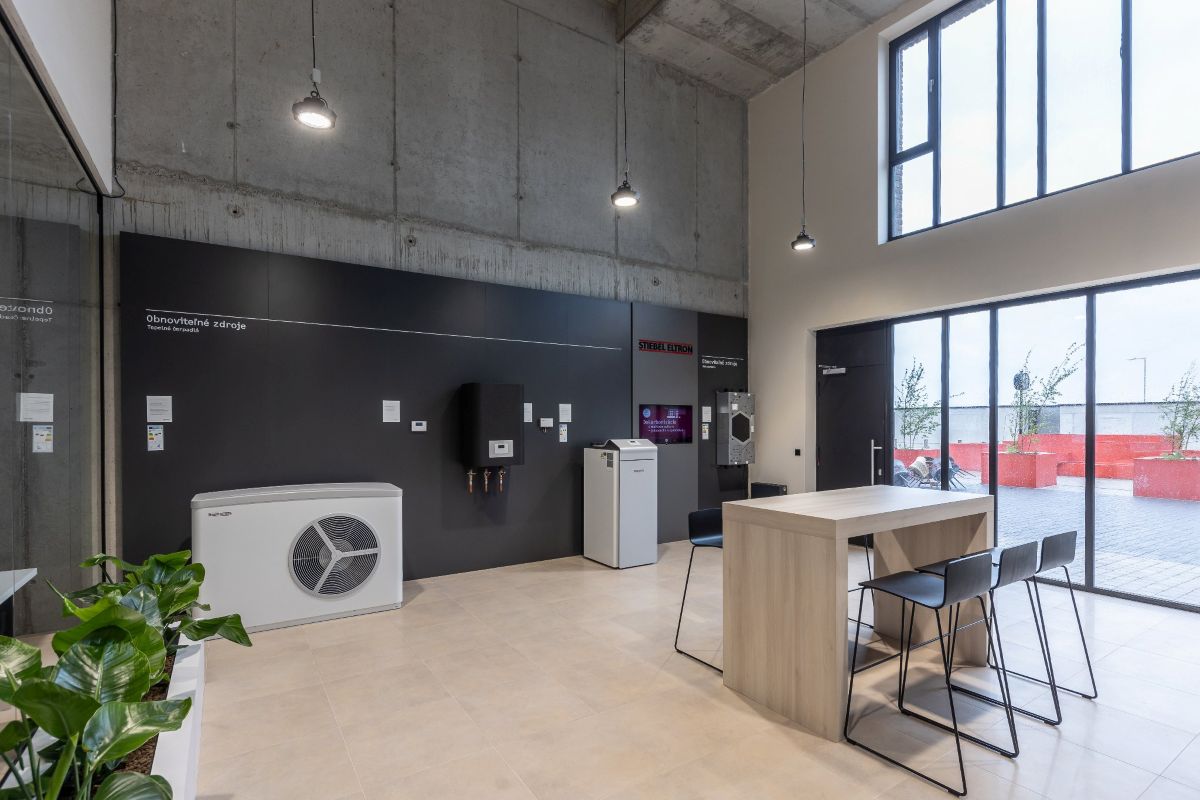 Tepelné čerpadlá v showroome Stiebel Eltron.