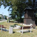 Drevená zvonica s lavičkami v Ďurďošíku.