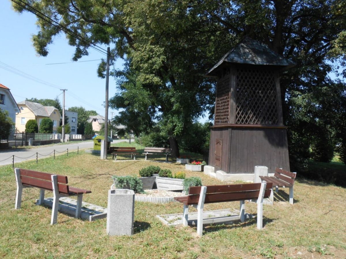 Drevená zvonica s lavičkami v Ďurďošíku.