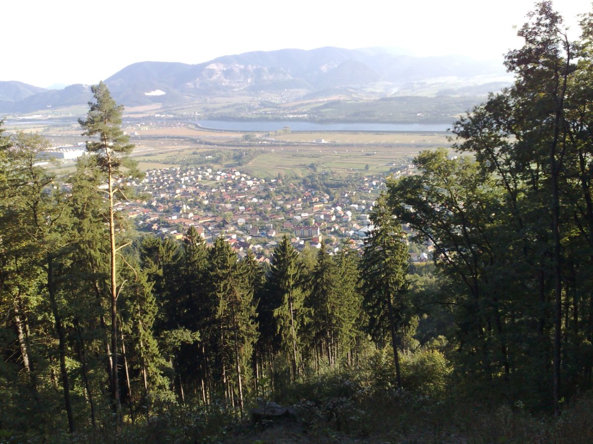 Výhľad z kopca na Tepličku nad Váhom.
