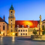 Bratislavské Hlavné námestie za súmraku.