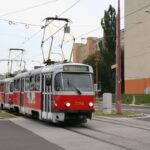 Električka v Bratislave s nápisom Dúbravka
