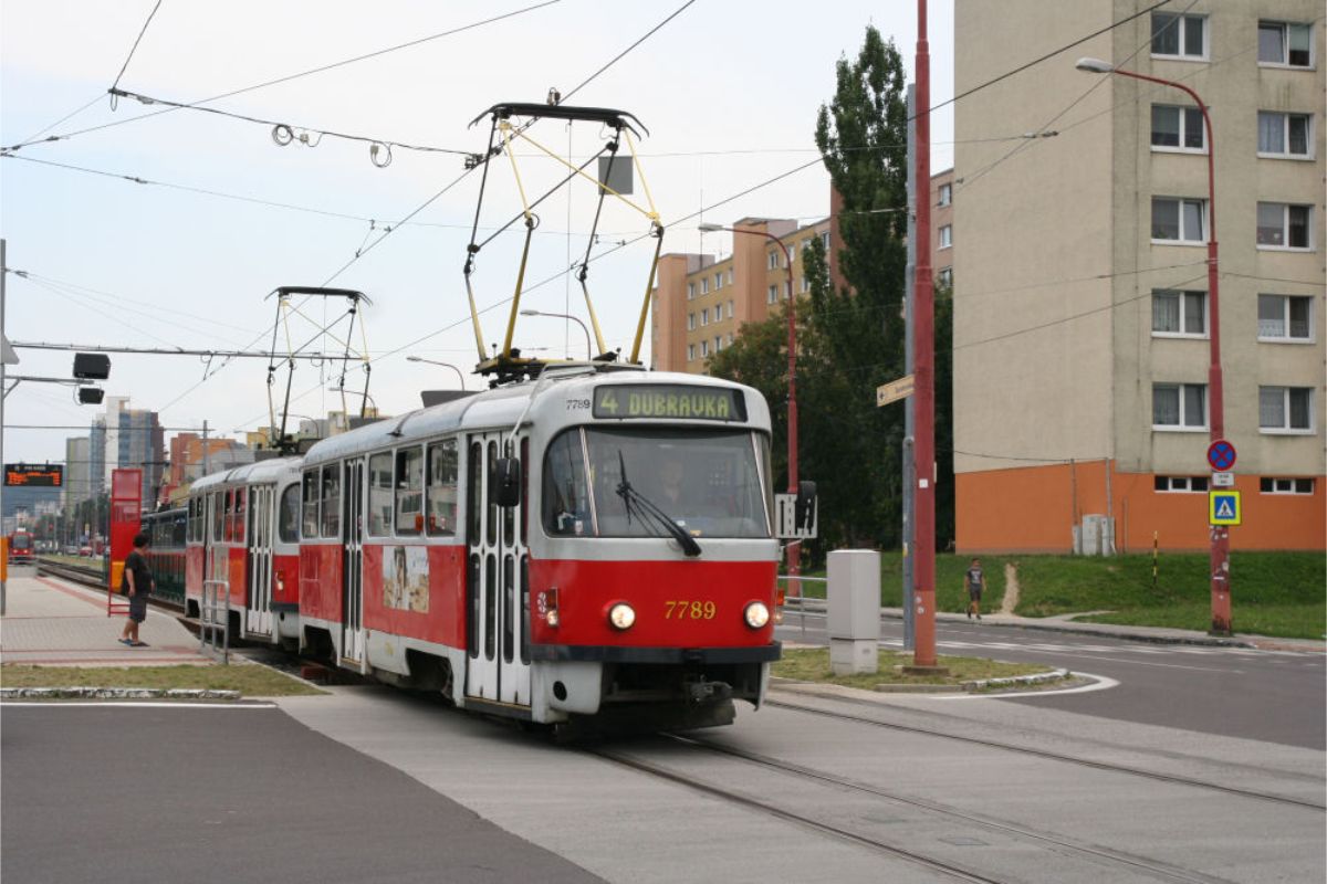 Električka v Bratislave s nápisom Dúbravka