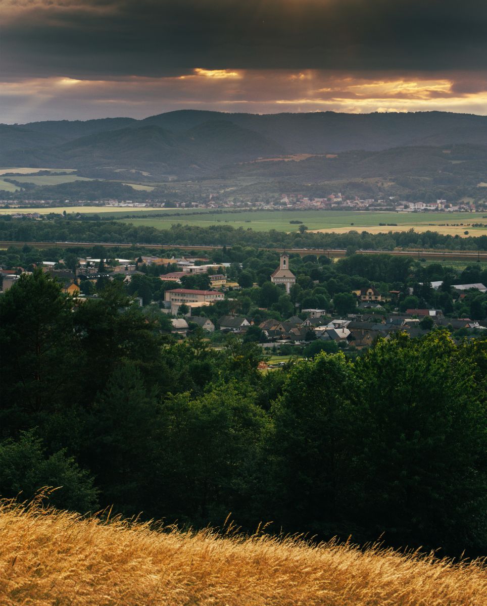 Pohľad z kopca na obec Košeca.