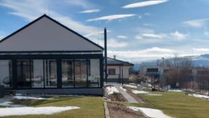 Starší manželia vymenili mesto za pokoj v prírode, ich bývanie vo Veľkej Lomnici má len 82 m2