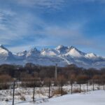 Panoramatický výhľad na zasnežené Vysoké Tatry z pozemku rodinného domu.