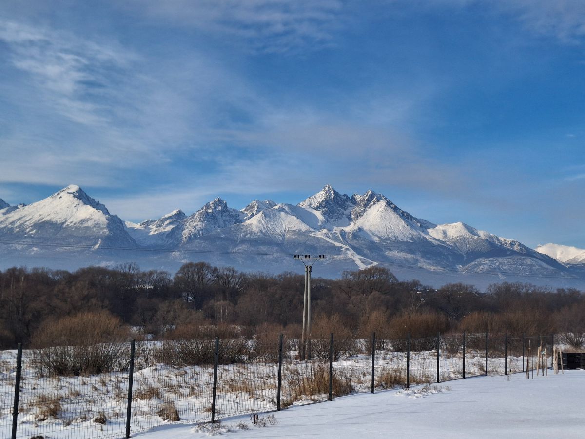 Rodina navštevovala Tatry pravidelne a prostredie sa im páčilo. Nakoniec výhľad na Trenčín vymenili za život pod horami.