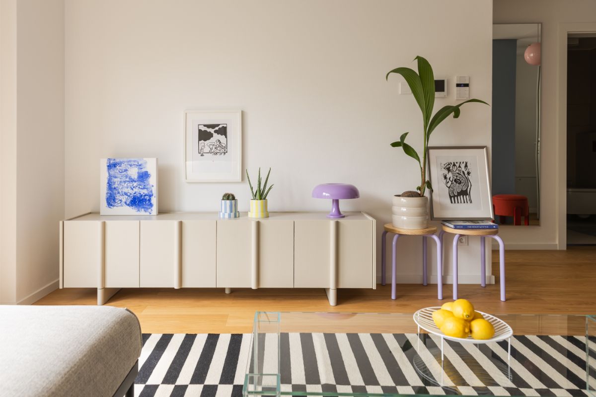 Nadčasový TV stolík vôbec nemusí slúžiť ako komoda pod televízor. V tomto byte je príjemným miestom na vystavenie umeleckých diel – originálneho obrazu a grafík. 