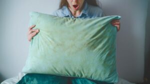 Na žlté škvrny na posteľnej bielizni práčka sama stačiť nemusí. Ak sa ich chcete zbaviť, postupujte takto