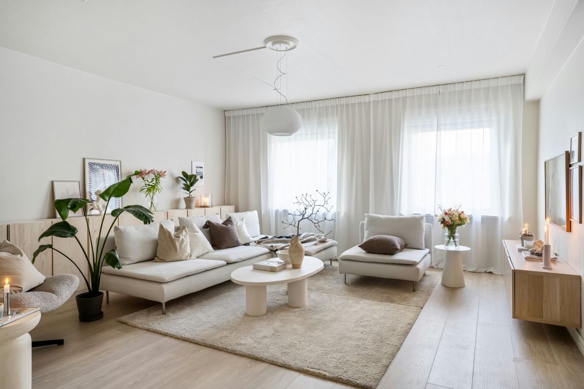 Nechajte dovnútra prúdiť dostatok denného svetla. Aj závesy a záclony voľte jemné, aby nezaťažovali interiér.