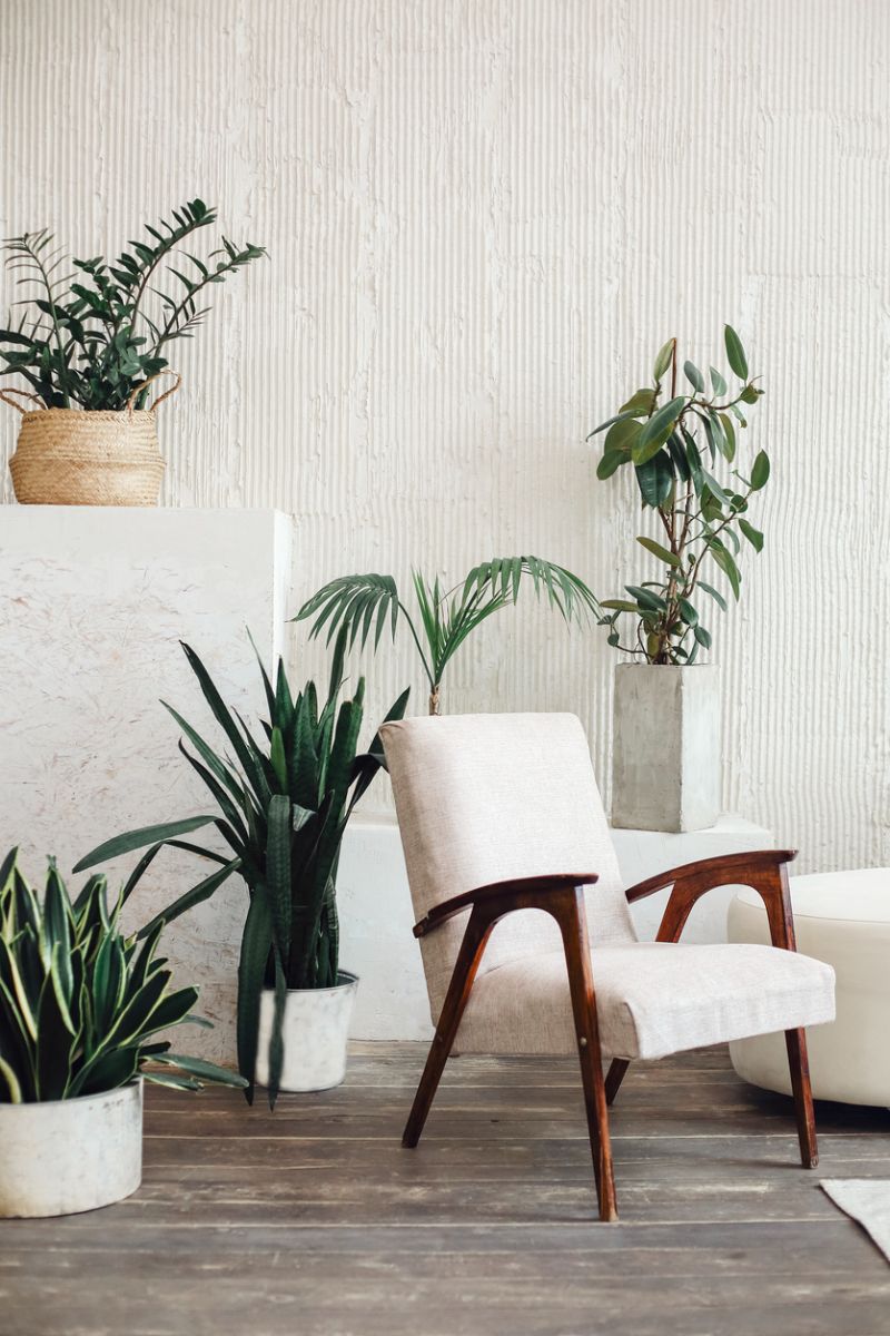 V bielej miestnosti omnoho viac vyniknú architektonické detaily, ako sú ozdobné lišty či výklenky.