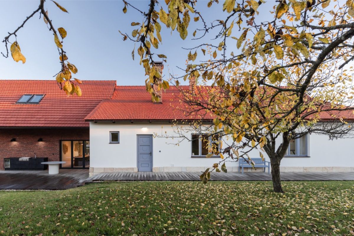 Modrosivá farba dvier a okien má pripomínať oblohu.