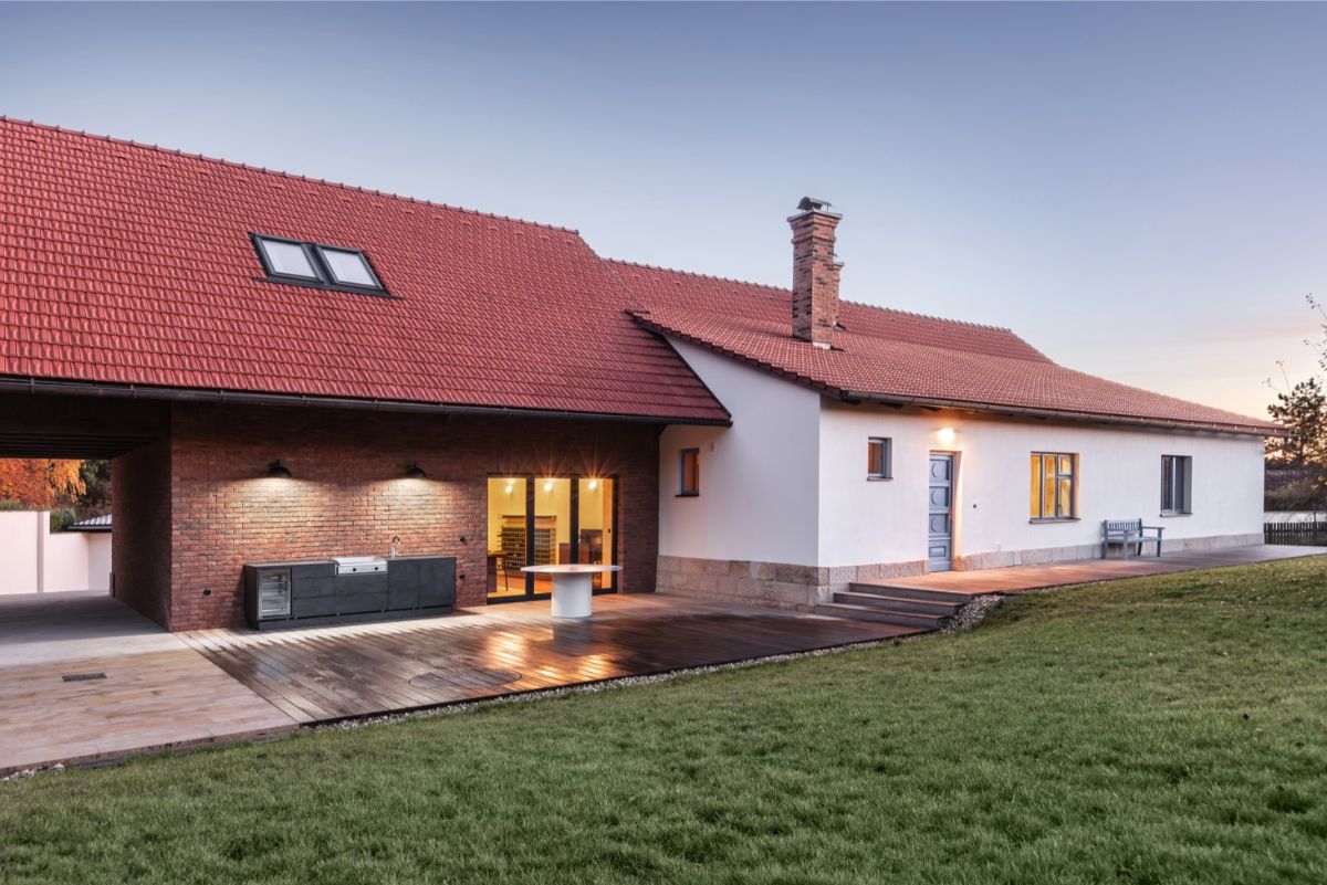 Vonkajšie parapety, schody či dlažba sú vyrobené z miestneho pieskovca.