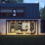 Pergola na terase pred veľkoformátovým presklením s výhľadom na modernú obývačky.