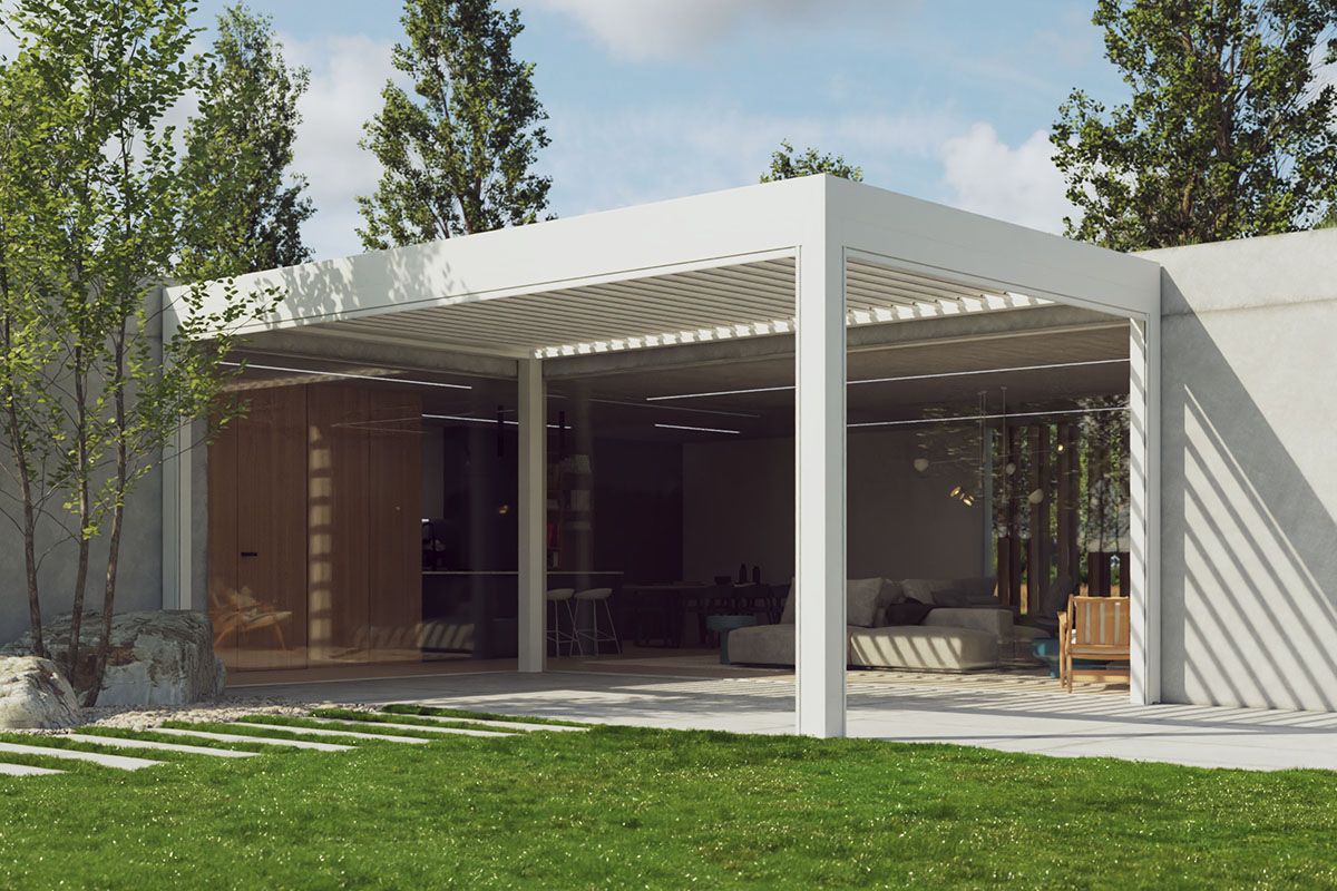 Pergola v bielej farbe pred veľkoformátovým presklením bungalovu, ktoré prepája dennú zónu s terasou.