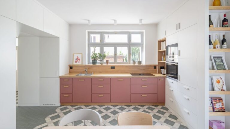 Kuchyňa s vínovou linkou, savetlou vstavanou stenou, drevenou pracovnou doskou a vzorovanou dlažbou.