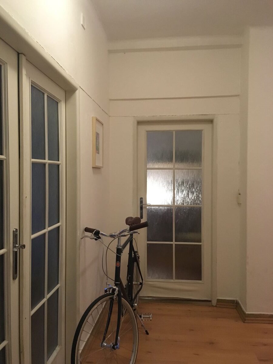 Takto vyzerala vstupná časť bytu pred premenou. Napriek veľkým úpravám a otvoreniu dispozície architekti dbali na zachovanie hodnotných prvkov. Dubové parkety boli zrepasované.