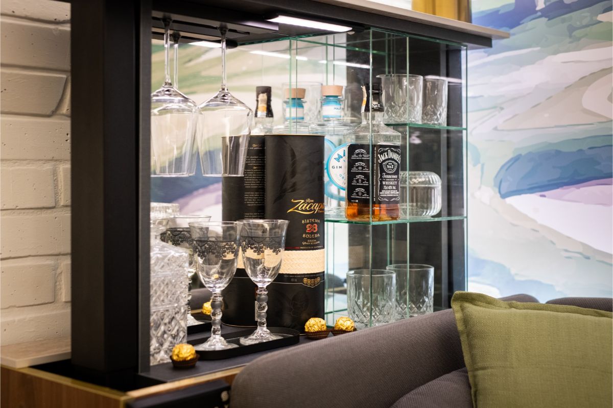 Komfort bývania zabezpečuje aj elektronicky ovládaný minibar, integrovaný do nábytku.