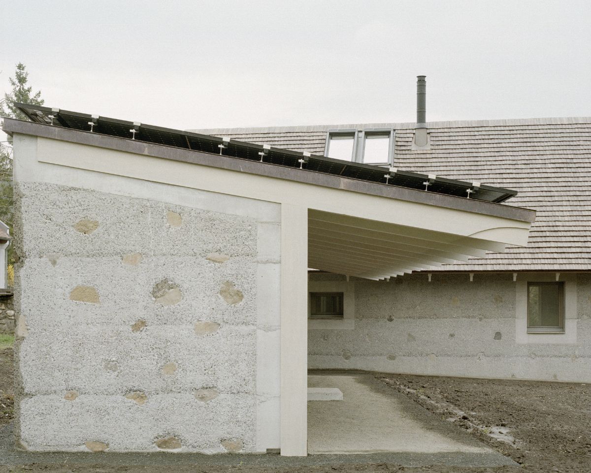 V nových budovách sa stále odrážajú časti pôvodných stavieb. Kamene z rozobraného domu napríklad použili ako súčasť stavebného materiálu.