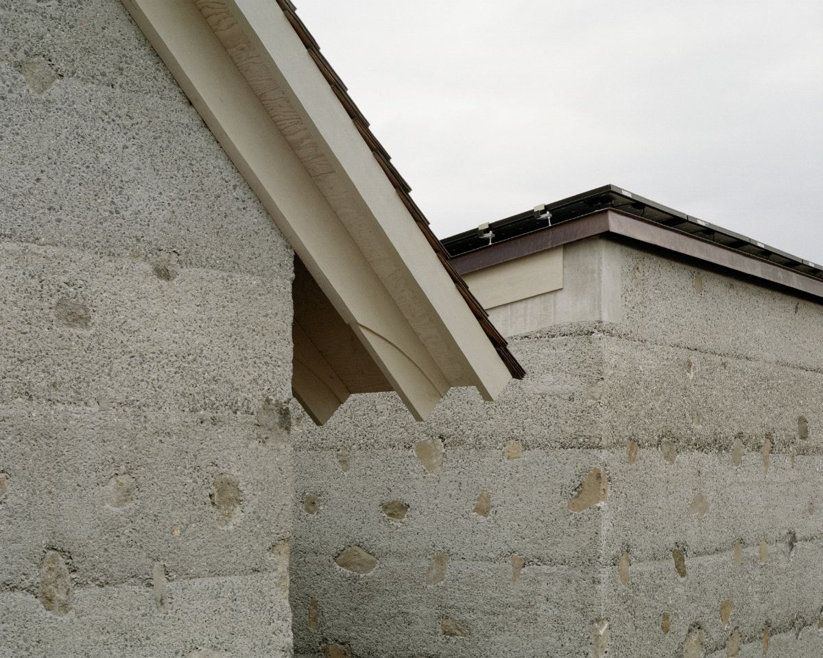 V nových budovách sa stále odrážajú časti pôvodných stavieb. Kamene z rozobraného domu napríklad použili ako súčasť stavebného materiálu.