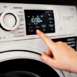 Detail na práčku s ovládacím panelom a displejom ukazujúcim 1 000 otáčok.
