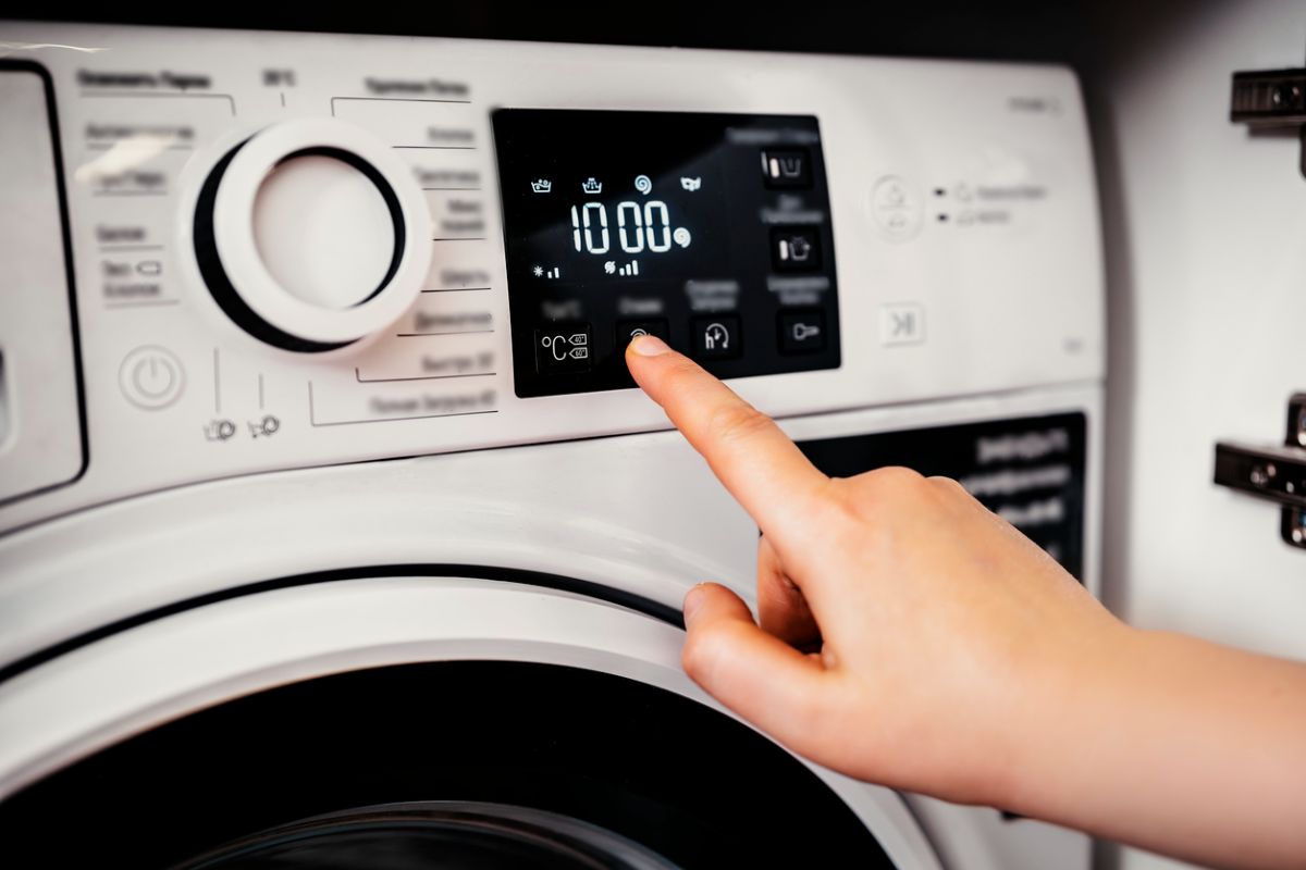 Vo väčšine prípadov postačí na dobré odstredenie bielizne aj 800 či 1000 otáčok. Znížite tým nielen mieru hluku, ale aj spotrebu energie.