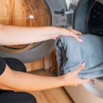 Detail na vkladanie osušky do bubna práčky.