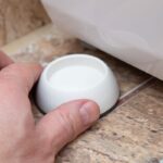 Detail na antivibračný kryt na nožičky práčky.