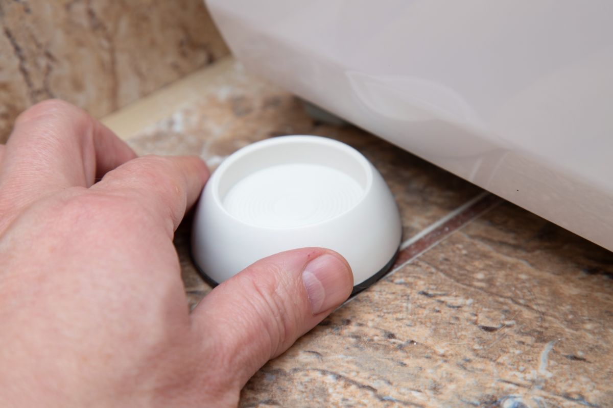 Okrem antivibračnej podložky pod celú plochu práčky sú dostupné aj podložky priamo na nožičky. Tlmia vibrácie a chránia podlahu pred poškodením.