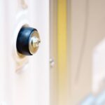 Detail na prepravnú skrutku namontovanú na práčke.