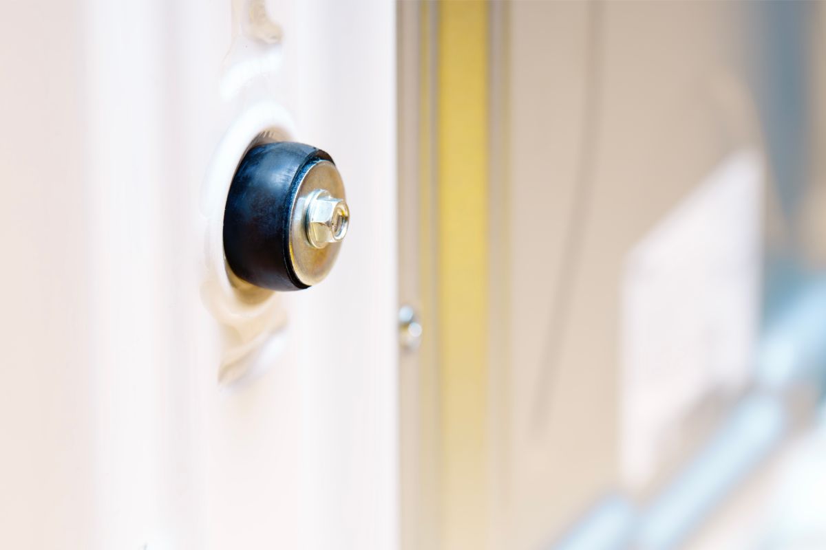 Je dôležité, aby ste pri zapájaní novej práčky z jej zadnej časti odstránili prepravné skrutky. Inak môžu byť práve ony príčinou nadmerného hluku a vibrácií vášho spotrebiča.