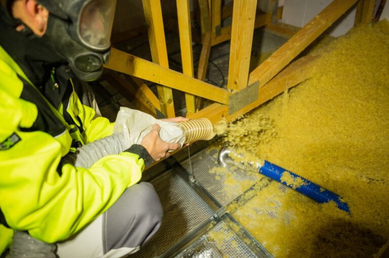 Aplikácia fúkanej izolácie.