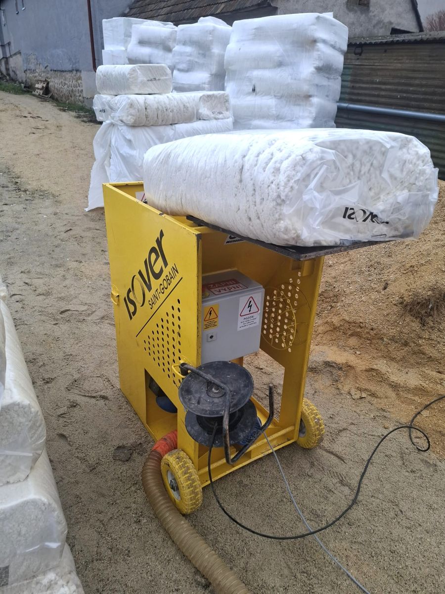 Stavenisko so strojom na aplikáciu fúkanej izolácie.