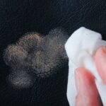 Detail na čistenie koženej bundy vlhkou handričkou,