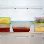 Dózy so zvyškami jedla v chladničke