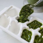 Dávkovanie rozmixovaného cesnaku do nádoby na ľad.