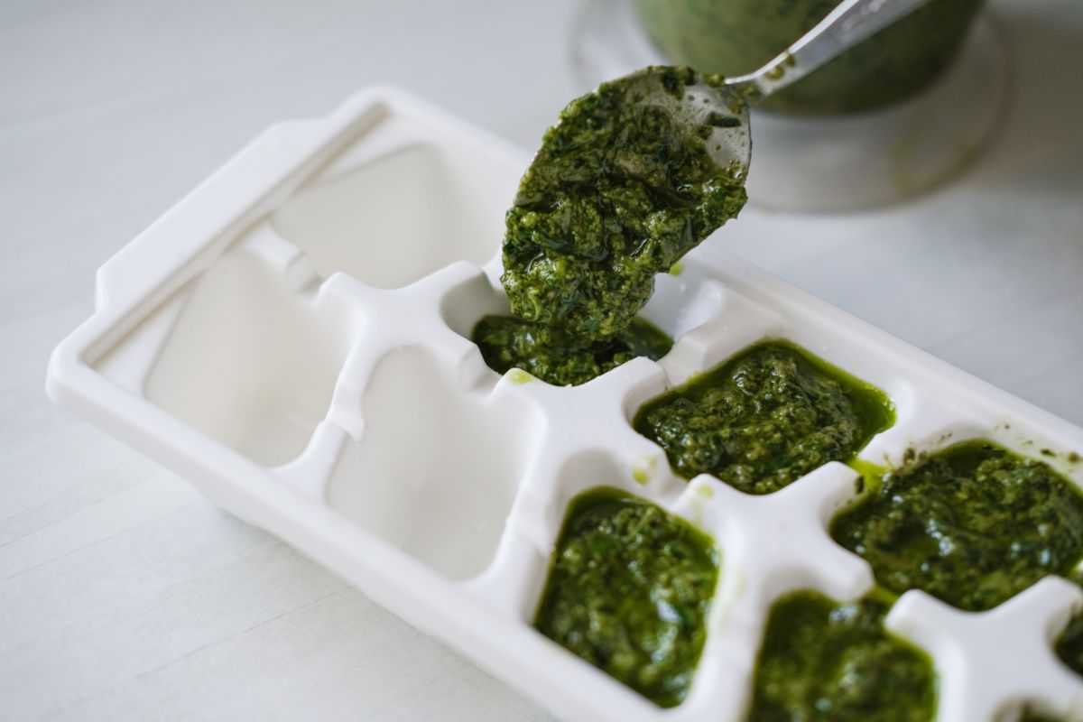 Okrem špenátu môžete podobným spôsobom mraziť napríklad aj bylinky.