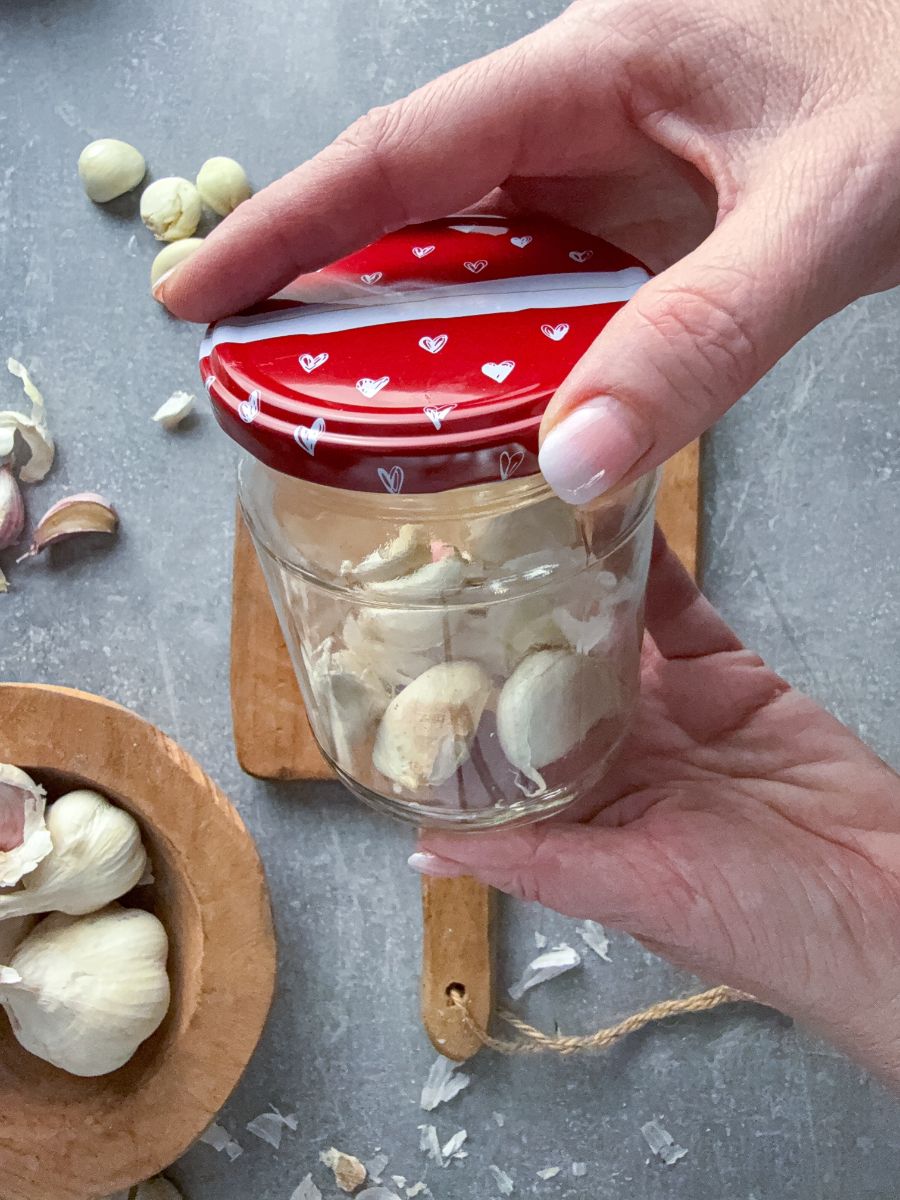 Podobne ako dve misky bude fungovať aj zatvorenie cesnaku do skleneného pohára s vrchnákom.