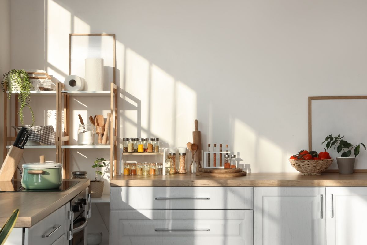 Ak je to možné, potreby na varenie, ktoré potrebujete často striedať - napríklad náčinie či koreniny, držte blízko sporáka. Ušetríte si chodenie aj nervy.