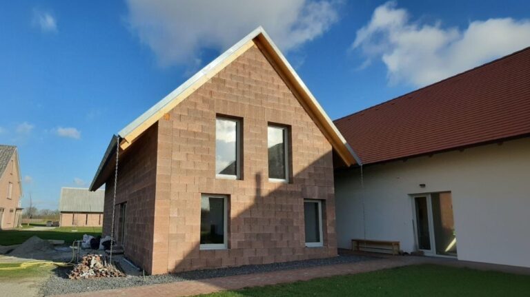 Hrubá stavba domu z tvaroviek Durisol.