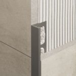 Detail obkladačských prvkov na stene.