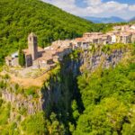 Mesto Castellfullit de la Roca na čadičovom útese.