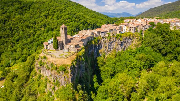 Mesto Castellfullit de la Roca na čadičovom útese.