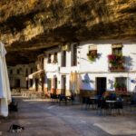 Mesto pod skalou Setenil de las Bodegas v Španielsku.