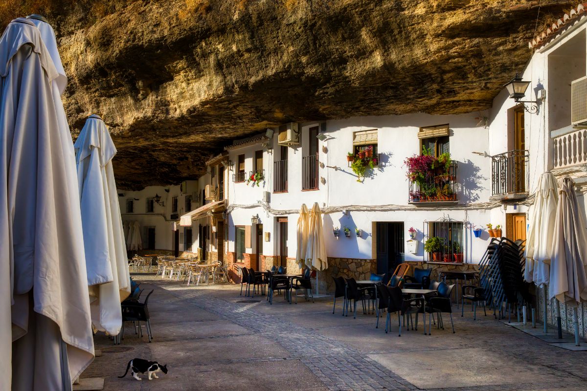 Mesto pod skalou Setenil de las Bodegas v Španielsku.