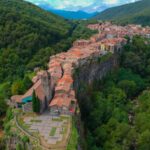 Mesto Castellfullit de la Roca na čadičovom útese.