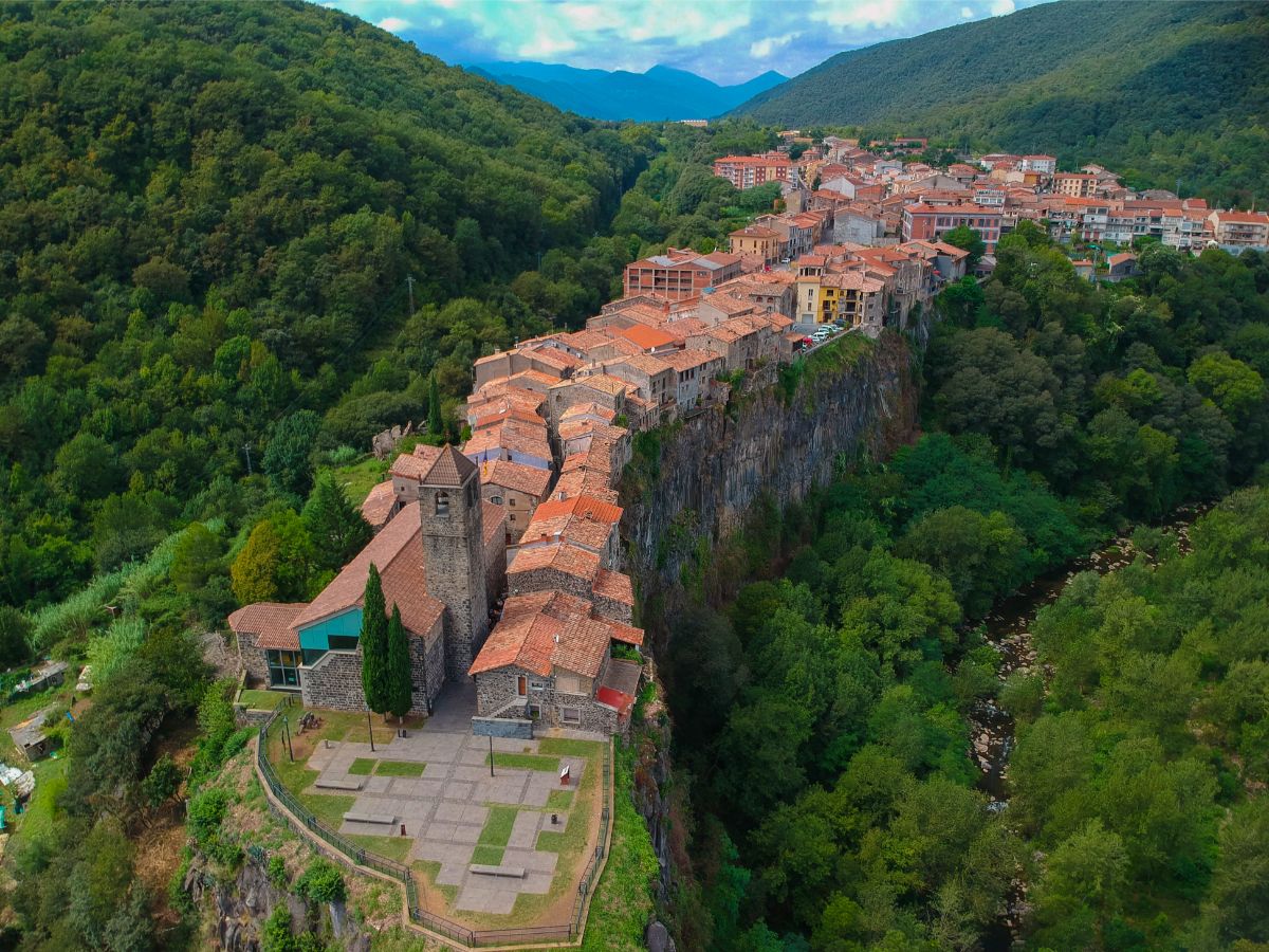 Mesto Castellfullit de la Roca na čadičovom útese.